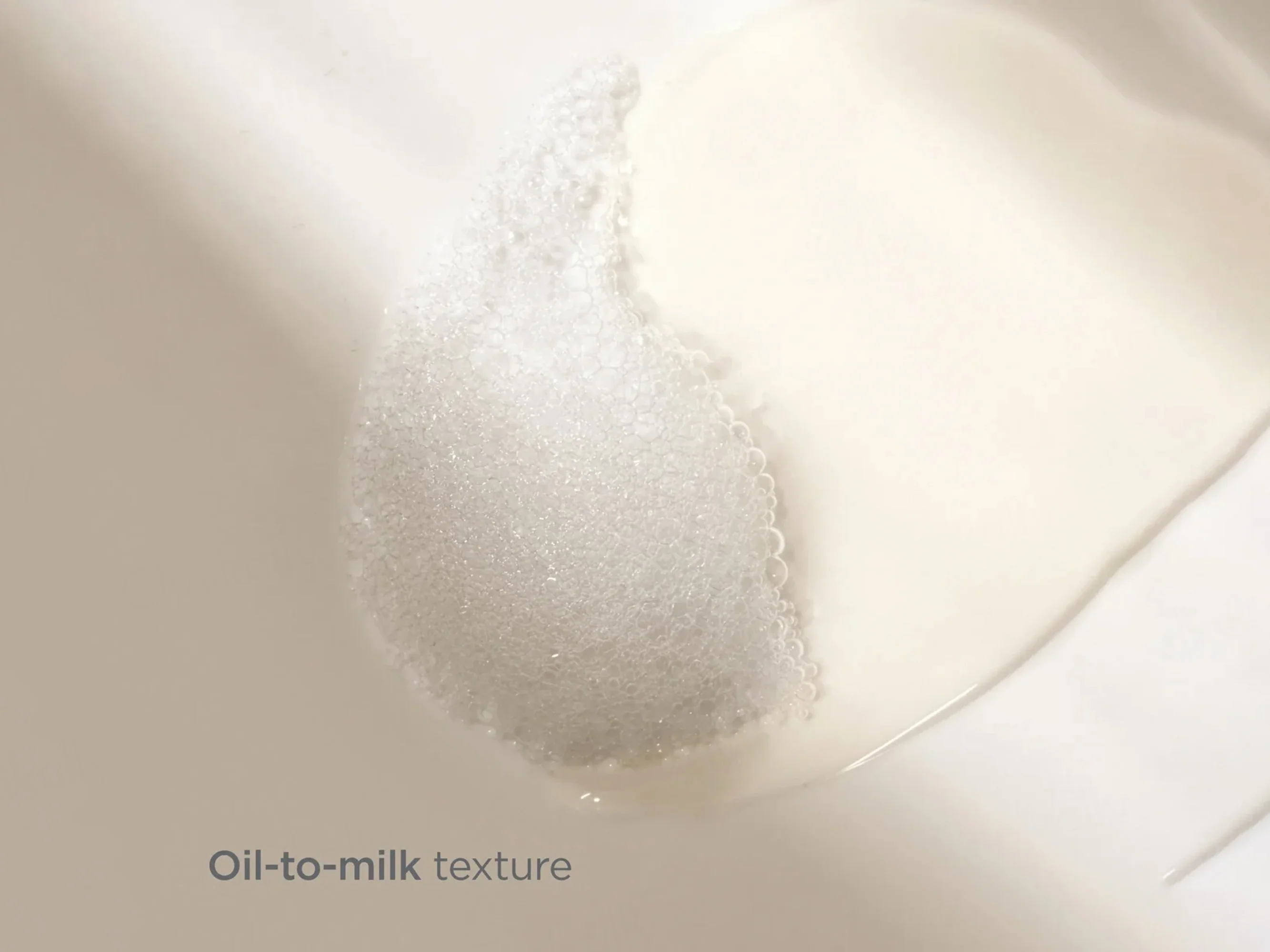 ISDIN Essential Cleansing Oil-Based Cleanser - Image 3
